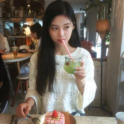 濠河边上的女人